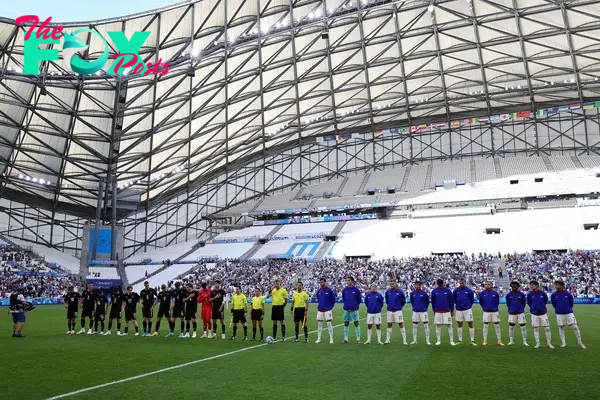 Players line up before the start of the men's group A football match between New Zealand and the USA during the Paris 2024 Olympic Games at the Marseille Stadium in Marseille on July 27, 2024. (Photo by Clement MAHOUDEAU / AFP)