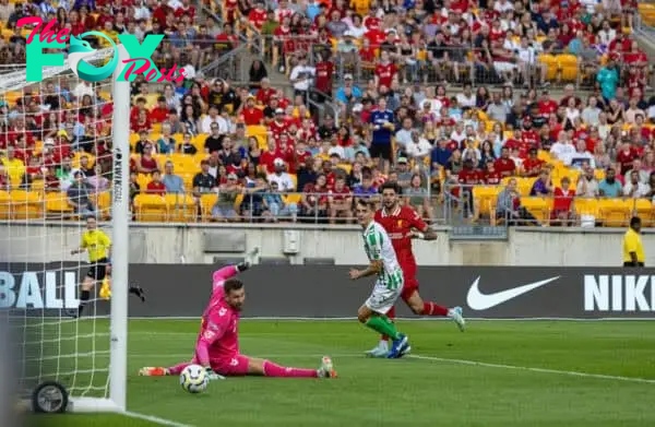 PITTSBURGH - Friday, July 26, 2024: Liverpool's Dominik Szoboszlai scores the first goal during a pre-season friendly match between Liverpool and Real Betis Balompié at the Acrisure Stadium on day three of the club's pre-season tour of the USA. (Photo by David Rawcliffe/Propaganda)