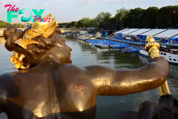 Paris 2024 Olympics - Triathlon - Men's Individual - Alexander III Bridge, Paris, France - July 30, 2024. General view as the Men's Individual Triathlon is postponed as pollution levels in the river Seine remain too high REUTERS/Fabrizio Bensch