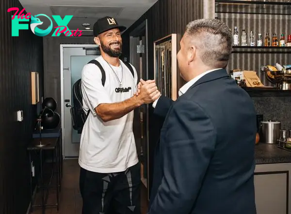 Olivier Giroud lands in Los Angeles ahead of LAFC debut