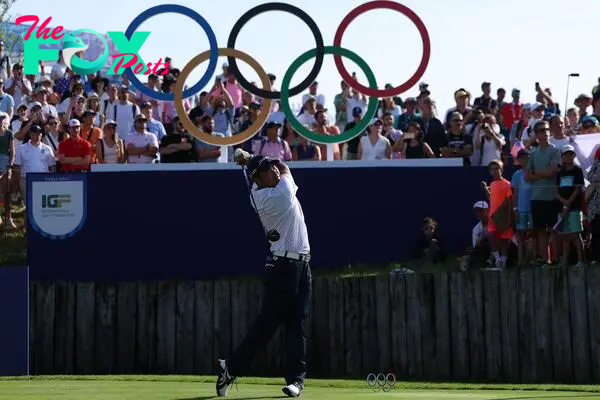 The men’s golf tournament at the Paris 2024 Olympics is now underway and while it’s similar to what we see on the PGA Tour, there’s one slight difference.