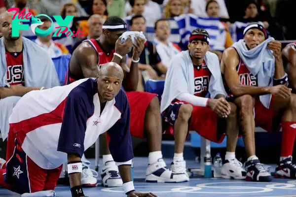 U.S. basketball players (L-R) Carlos Boozer, Lamar Odom, Lebron James, Allen Iverson and Stephon Marbury watch their teammates during action against Puerto Rico in the first half of their men's basketball game in the Athens 2004 Olympic Games August 15, 2004. REUTERS/Lucy Nicholson   
15/08/04 JUEGOS OLIMPICOS ATENAS 2004 BALONCESTO ESTADOS UNIDOS EEUU USA - PUERTO RICO BANQUILLO USA
PUBLICADA 16/08/04 NA MA22 4COL