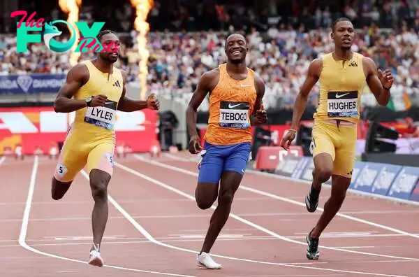 London (United Kingdom), 20/07/2024.- US sprinter Noah Lyles (L) during his win in the Mens 100m competition at the London Athletics Meet 2024 at the Olympic Park in London, Britain, 20 July 2024. (100 metros, Reino Unido, Londres) EFE/EPA/ANDY RAIN
