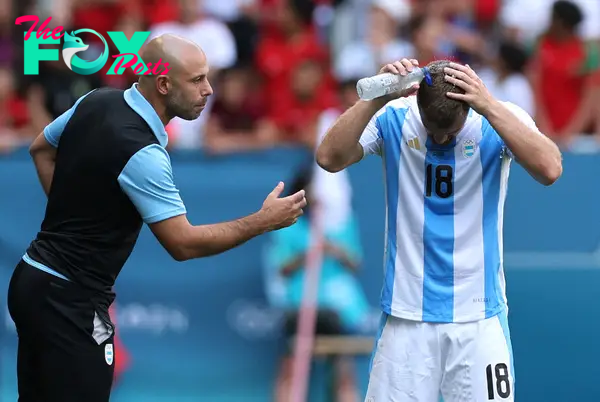 Paris 2024 Olympics - Football - Men's Group B - Argentina vs Morocco - Geoffroy-Guichard Stadium, Saint-Etienne, France - July 24, 2024. Argentina coach Javier Mascherano talks to Lucas Beltran of Argentina during a break in play REUTERS/Thaier Al-Sudani