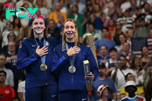 (L-R) Gold medallist US' Katie Ledecky and bronze medallist US' Paige Madden stand on the podium of the women's 800m freestyle swimming event during the Paris 2024 Olympic Games at the Paris La Defense Arena in Nanterre, west of Paris, on August 3, 2024. (Photo by SEBASTIEN BOZON / AFP)