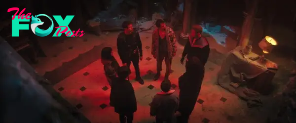 The Umbrella Academy. (L to R) Ritu Arya as Lila Pitts, Aidan Gallagher as Number Five, David Castañeda as Diego Hargreeves, Robert Sheehan as Klaus Hargreeves, Elliot Page as Viktor Hargreeves, Emmy Raver-Lampman as Allison Hargreeves, Tom Hopper as Luther Hargreeves in episode 406 of The Umbrella Academy. Cr. Courtesy Of Netflix © 2024