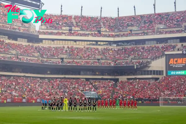 PHILADELPHIA - Wednesday, July 31, 2024: The players and supporters stand for a moment's silence to remember the victims of the Southport stabbing terrror attack during a pre-season friendly match between Liverpool FC and Arsenal FC at the Lincoln Financial Field on day eight of the club's pre-season tour of the USA. (Photo by David Rawcliffe/Propaganda)