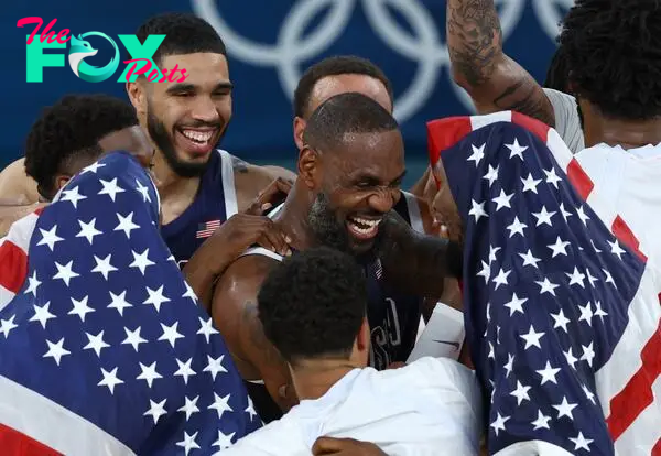 Paris 2024 Olympics - Basketball - Men's Gold Medal Game - France vs United States - Bercy Arena, Paris, France - August 10, 2024. Lebron James of United States celebrates with team mates after United States win gold. REUTERS/Stephanie Lecocq     TPX IMAGES OF THE DAY