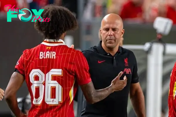 PHILADELPHIA - Wednesday, July 31, 2024: Liverpool's head coach Arne Slot prepares to bring on substitute Harvey Blair during a pre-season friendly match between Liverpool FC and Arsenal FC at the Lincoln Financial Field on day eight of the club's pre-season tour of the USA. Liverpool won 2-1. (Photo by David Rawcliffe/Propaganda)