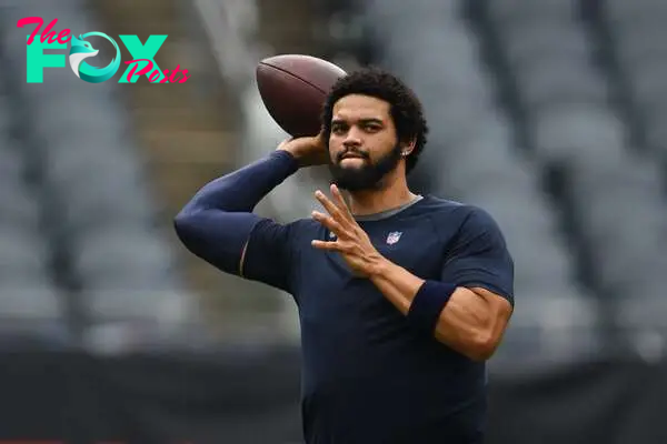 Caleb Williams, #18 of the Chicago Bears, warms up before a preseason game against the Cincinnati Bengals at Soldier Field on August 17, 2024, in Chicago, Illinois. 