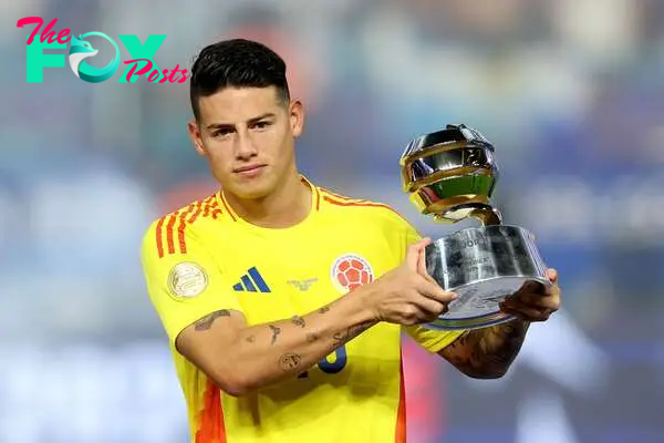 James Rodríguez, with the trophy for best player of the Copa América.