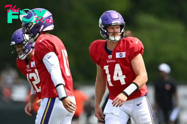 BEREA, OHIO - AUGUST 14: Sam Darnold #14 of the Minnesota Vikings looks on during a joint training camp practice with the Cleveland Browns at CrossCountry Mortgage Campus on August 14, 2024 in Berea, Ohio.   Nick Cammett/Getty Images/AFP (Photo by Nick Cammett / GETTY IMAGES NORTH AMERICA / Getty Images via AFP)