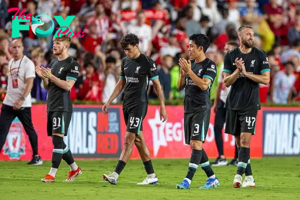 COLUMBIA - Saturday, August 3, 2024: Liverpool's Luca Stephenson, Stefan Bajcetic, Wataru End?, Nathaniel Phillips, Caoimhin Kelleher applaud the supporters after a pre-season friendly match between Liverpool FC and Manchester United FC at the Williams-Brice Stadium on day eleven of the club's pre-season tour of the USA. Liverpool won 3-0. (Photo by David Rawcliffe/Propaganda)