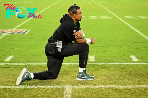 BALTIMORE, MARYLAND - AUGUST 09: Jalen Hurts #1 of the Philadelphia Eagles watches the game in the third quarter against the Baltimore Ravens in a preseason game at M&T Bank Stadium on August 09, 2024 in Baltimore, Maryland.   Greg Fiume/Getty Images/AFP (Photo by Greg Fiume / GETTY IMAGES NORTH AMERICA / Getty Images via AFP)