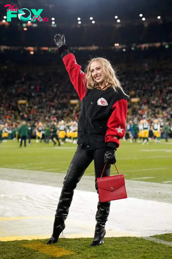 GREEN BAY, WISCONSIN - DECEMBER 03: Brittany Mahomes, wife of Patrick Mahomes #15 of the Kansas City Chiefs (not pictured), waves before the game between the Kansas City Chiefs and the Green Bay Packers at Lambeau Field on December 03, 2023 in Green Bay, Wisconsin.   Patrick McDermott/Getty Images/AFP (Photo by Patrick McDermott / GETTY IMAGES NORTH AMERICA / Getty Images via AFP)