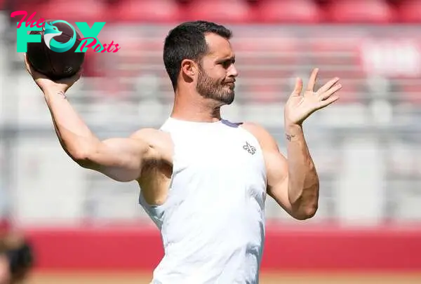 SANTA CLARA, CALIFORNIA - AUGUST 18: Derek Carr #4 of the New Orleans Saints warms up prior to the start of a preseason game against the San Francisco 49ers at Levi's Stadium on August 18, 2024 in Santa Clara, California.   Thearon W. Henderson/Getty Images/AFP (Photo by Thearon W. Henderson / GETTY IMAGES NORTH AMERICA / Getty Images via AFP)