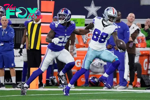 ARLINGTON, TEXAS - NOVEMBER 12: CeeDee Lamb #88 of the Dallas Cowboys catches a pass during the first quarter against the New York Giants at AT&T Stadium on November 12, 2023 in Arlington, Texas.   Sam Hodde/Getty Images/AFP (Photo by Sam Hodde / GETTY IMAGES NORTH AMERICA / Getty Images via AFP)