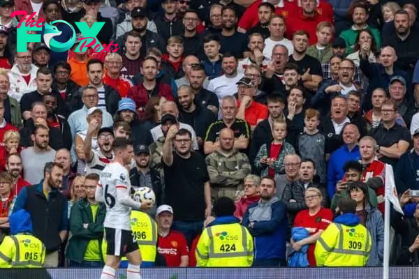 MANCHESTER, ENGLAND - Sunday, September 1, 2024: Manchester United supporters welcome Liverpool's Andy Robertson during the FA Premier League match between Manchester United FC and Liverpool FC at Old Trafford. (Photo by David Rawcliffe/Propaganda)