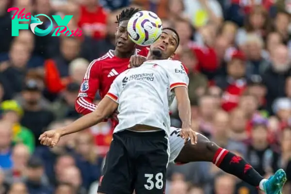 MANCHESTER, ENGLAND - Sunday, September 1, 2024: Liverpool's Ryan Gravenberch (R) challenges for a header with Manchester United's Kobbie Mainoo during the FA Premier League match between Manchester United FC and Liverpool FC at Old Trafford. (Photo by David Rawcliffe/Propaganda)