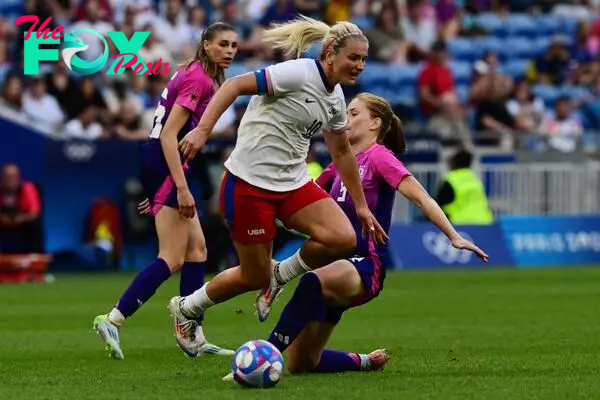 US' midfielder #10 Lindsey Horan