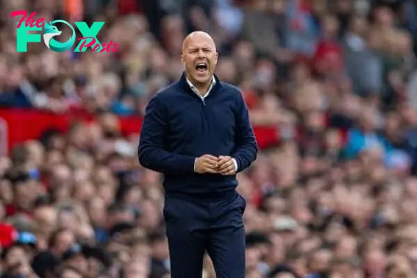 MANCHESTER, ENGLAND - Sunday, September 1, 2024: Liverpool's head coach Arne Slot during the FA Premier League match between Manchester United FC and Liverpool FC at Old Trafford. (Photo by David Rawcliffe/Propaganda)