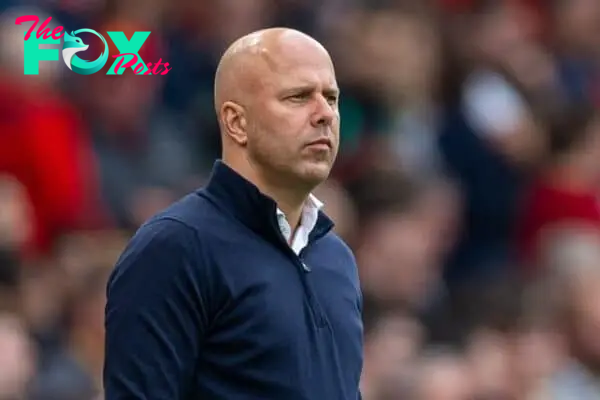 MANCHESTER, ENGLAND - Sunday, September 1, 2024: Liverpool's head coach Arne Slot during the pre-match warm-up before the FA Premier League match between Manchester United FC and Liverpool FC at Old Trafford. (Photo by David Rawcliffe/Propaganda)