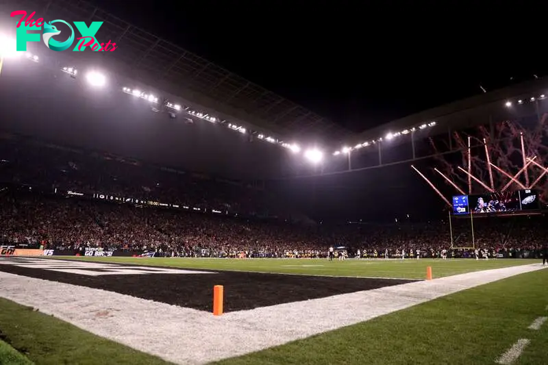 What kind of field is the Eagles-Packers game in São Paulo?