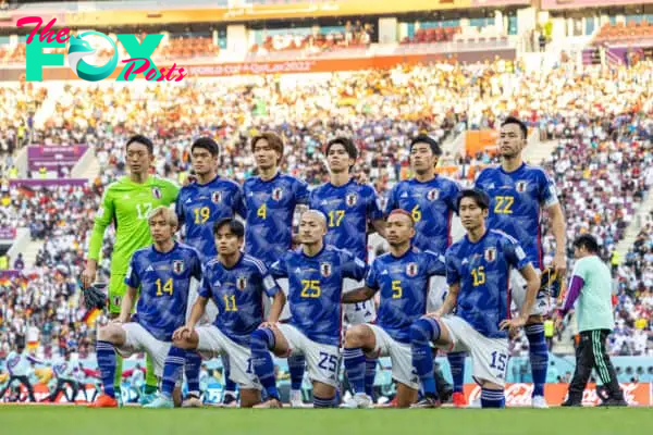 DOHA, QATAR - Wednesday, November 23, 2022: Japan players line-up for a team group photograph before the FIFA World Cup Qatar 2022 Group E match between Germany and Japan at the Khalifa International Stadium. Back row L-R: goalkeeper Shuichi Gonda, Hiroki Sakai, Ko Itakura, Ao Tanaka, Water Endo, Maya Yoshida. Front row L-R: Junya Ito, Takefusa Kubo, Daizen Maeda, Yuto Nagatomo, Daichi Kamada. (Pic by David Rawcliffe/Propaganda)