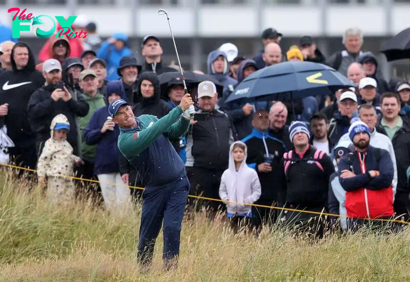 Troon (United Kingdom), 18/07/2024.- Irish golfer Padraig Harrington in action during Round 1 of the Open Golf Championships 2024 at the Royal Troon Golf Club, Troon, Britain, 18 July 2024. (Reino Unido) EFE/EPA/ROBERT PERRY
