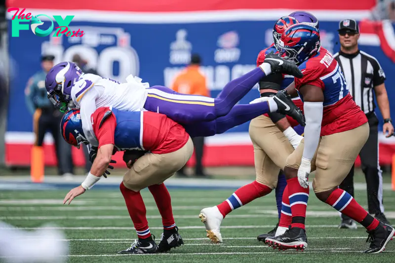 Sep 8, 2024; East Rutherford, New Jersey, USA; Minnesota Vikings linebacker Jonathan Greenard (58) sacks New York Giants quarterback Daniel Jones (8) during the first half at MetLife Stadium. Mandatory Credit: Vincent Carchietta-Imagn Images