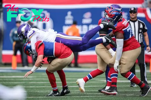 Sep 8, 2024; East Rutherford, New Jersey, USA; Minnesota Vikings linebacker Jonathan Greenard (58) sacks New York Giants quarterback Daniel Jones (8) during the first half at MetLife Stadium. Mandatory Credit: Vincent Carchietta-Imagn Images