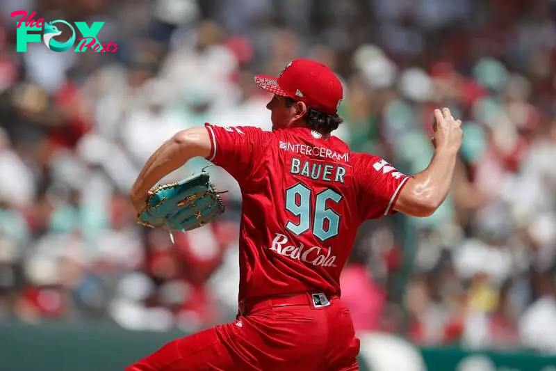 MEX2709. CIUDAD DE MÉXICO (MÉXICO), 24/03/2024.- Trevor Bauer de los Diablos Rojos del México lanza una bola durante un juego amistoso contra los Yankees de Nueva York este domingo, en el estadio Alfredo Harp Helú en la Ciudad de México (México). EFE/ Isaac Esquivel
