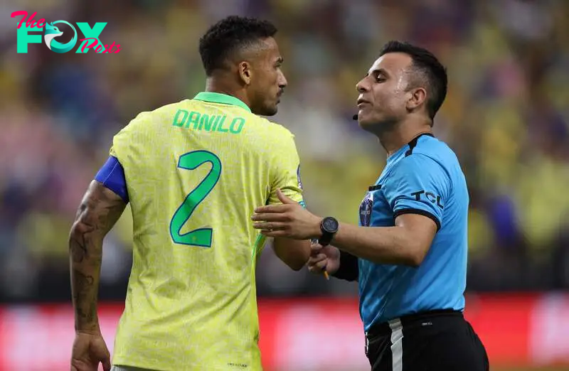 LAS VEGAS, NEVADA - JUNE 28: Danilo of Brazil argues with referee Piero Maza during the CONMEBOL Copa America 2024 Group D match between Paraguay and Brazil at Allegiant Stadium on June 28, 2024 in Las Vegas, Nevada.   Buda Mendes/Getty Images/AFP (Photo by Buda Mendes / GETTY IMAGES NORTH AMERICA / Getty Images via AFP)