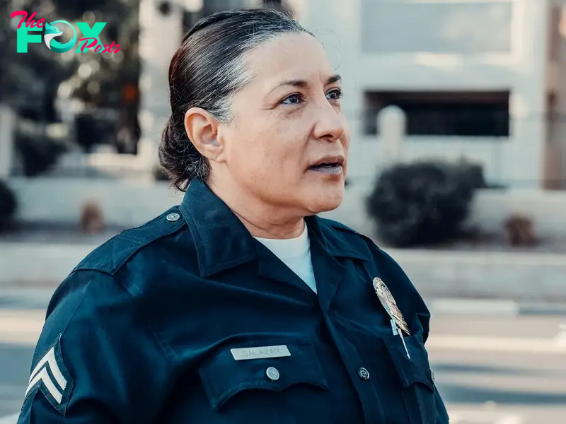 A police officer in front of a home | Source: Pexels