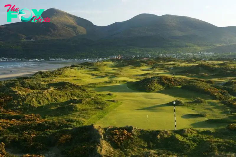 This wonder of Newcastle, in Northern Ireland, was the work of old Tom Morris in 1889 and has only needed one remodeling, carried out by Donald Steel more than 100 years later, in 1998. Surrounded by Dundrum Bay and the Mourne Mountains, the light can turn its rough into a blanket of gold, creating a breathtaking landscape on a spring morning.