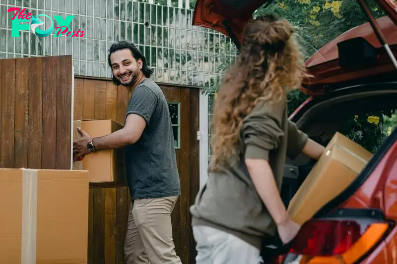 A couple unloaded boxes from a car | Source: Pexels