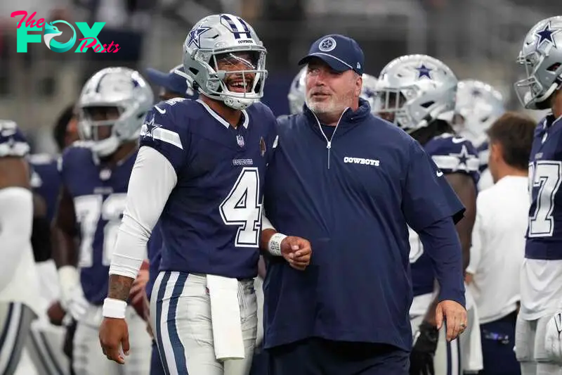 ARLINGTON, TEXAS - AUGUST 24: Dak Prescott #4 of the Dallas Cowboys and head coach Mike McCarthy talk on the field during warmups before a preseason game against the Los Angeles Chargers at AT&T Stadium on August 24, 2024 in Arlington, Texas.   Sam Hodde/Getty Images/AFP (Photo by Sam Hodde / GETTY IMAGES NORTH AMERICA / Getty Images via AFP)