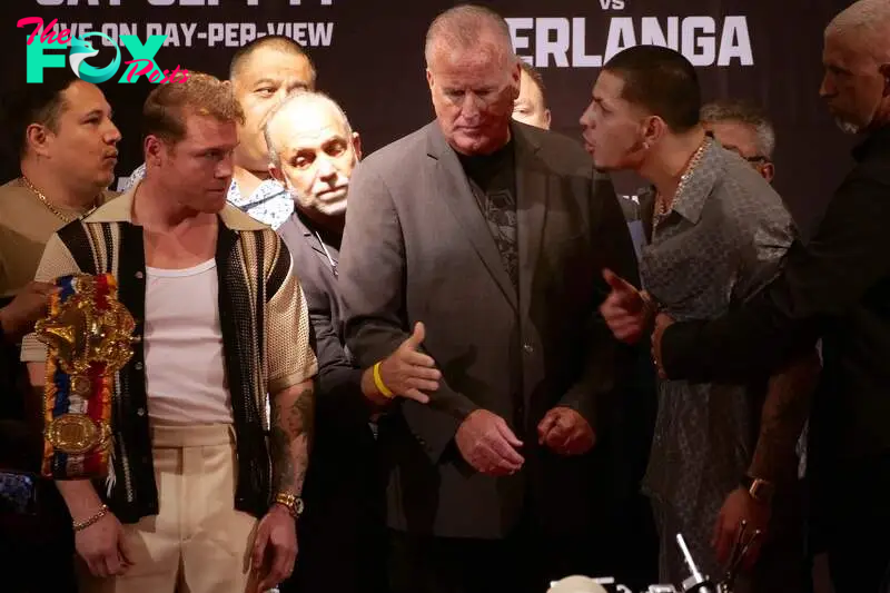 BEVERLY HILLS, CALIFORNIA - AUGUST 06: Canelo Alvarez (2nd L) and Edgar Berlanga (2nd R) interact as Tom Brown (C), president of TGB Promotions, stands by during a press conference to promote their September 14th fight at The Beverly Hills Hotel � Crystal Ballroom on August 06, 2024 in Beverly Hills, California.   Kaelin Mendez/Getty Images/AFP (Photo by Kaelin Mendez / GETTY IMAGES NORTH AMERICA / Getty Images via AFP)