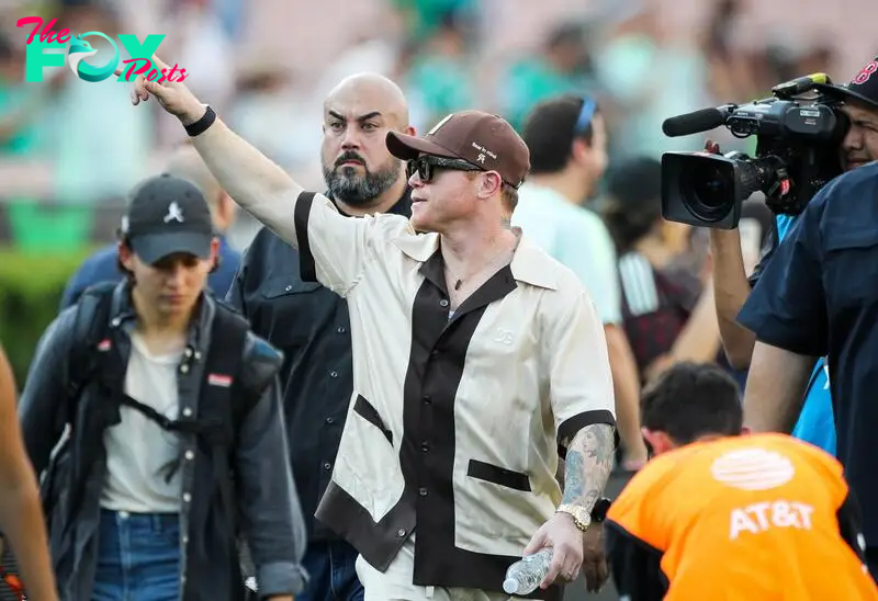 PASADENA, CALIFORNIA - SEPTEMBER 07: Boxer Canelo Alvarez attends the game between Mexico and New Zealand at Rose Bowl Stadium on September 07, 2024 in Pasadena, California.   Meg Oliphant/Getty Images/AFP (Photo by Meg Oliphant / GETTY IMAGES NORTH AMERICA / Getty Images via AFP)