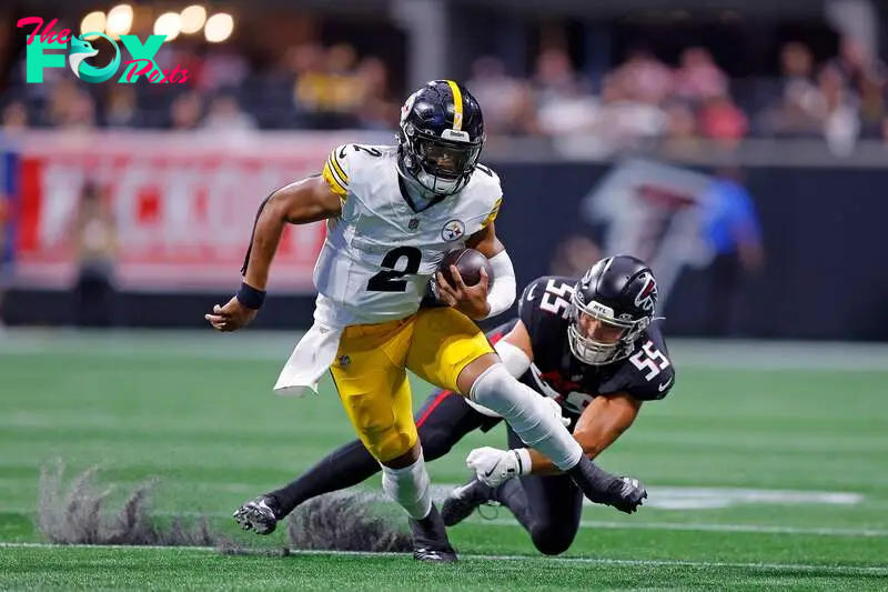 ATLANTA, GEORGIA - SEPTEMBER 08: Justin Fields #2 of the Pittsburgh Steelers avoids a tackle by Kaden Elliss #55 of the Atlanta Falcons during the fourth quarter at Mercedes-Benz Stadium on September 08, 2024 in Atlanta, Georgia.   Todd Kirkland/Getty Images/AFP (Photo by Todd Kirkland / GETTY IMAGES NORTH AMERICA / Getty Images via AFP)