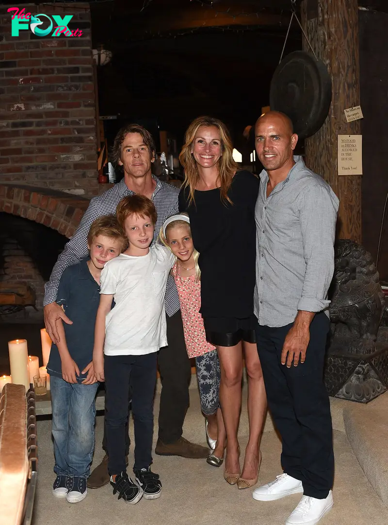 Danny Moder, Julia Roberts, Kelly Slater, Phinnaeus, Henry Daniel, and Hazel Moder at a celebration of the launch of Outerknown in Malibu, California, on August 29, 2015 | Source: Getty Images