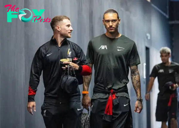 IPSWICH, ENGLAND - Saturday, August 17, 2024: Liverpool's Alexis Mac Allister (L) and Darwin Núñez arrive before the FA Premier League match between Ipswich Town FC and Liverpool FC at Portman Road. (Photo by David Rawcliffe/Propaganda)