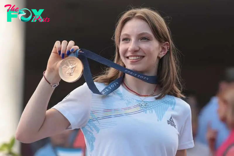 Romanian gymnast Ana Barbosu shows the media the Olympic bronze medal she was handed just minutes before, in Bucharest, Romania, August 16, 2024. Inquam Photos/George Calin via REUTERS ATTENTION EDITORS - THIS IMAGE WAS PROVIDED BY A THIRD PARTY. ROMANIA OUT. NO COMMERCIAL OR EDITORIAL SALES IN ROMANIA