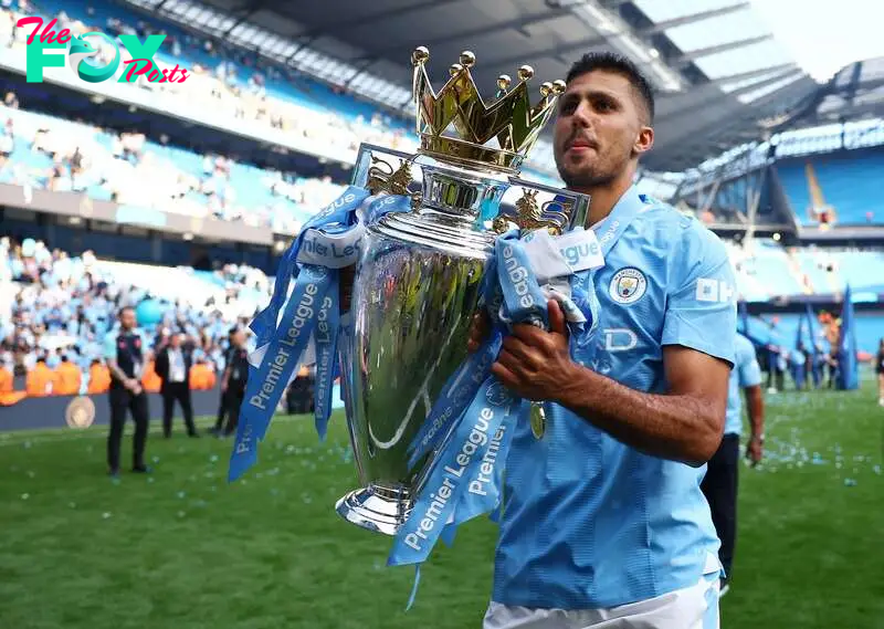 Rodri Hernández, jugador del Manchester City, posa con el trofeo de campeón de la Premier League.