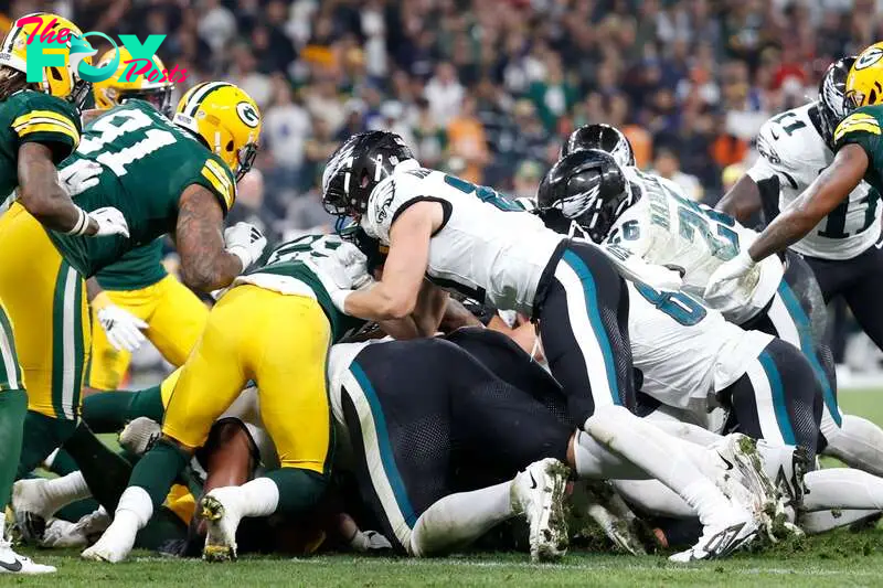 The Eagles popularized the “brotherly shove” last season, but in their first game, the success rate was down. Is it Kelce’s absence or the NFL’s amendment?