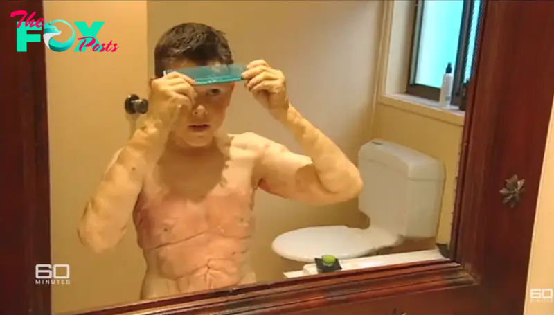 Tomm Tennent pictured combing his hair while looking in the mirror. | Source: YouTube.com/60 Minutes Australia