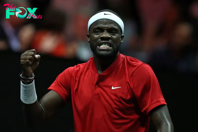 USA's Frances Tiafoe of Team World reacts while playing Greece's Stefanos Tsitsipas of Team Europe during their 2022 Laver Cup men's singles tennis match at the O2 Arena in London on September 25, 2022. (Photo by Adrian DENNIS / AFP) / RESTRICTED TO EDITORIAL USE