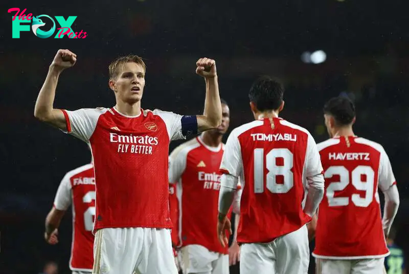 Martin Ødegaard, jugador del Arsenal, celebra el gol anotado ante el PSV Eindhoven en Champions League.