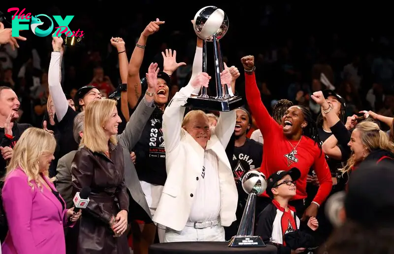 NEW YORK, NEW YORK - OCTOBER 18: Las Vegas Aces owner Mark Davis celebrates with the team after defeating the New York Liberty during Game Four of the 2023 WNBA Finals at Barclays Center on October 18, 2023 in New York City. The Aces defeated the Liberty 70-69.   Sarah Stier/Getty Images/AFP (Photo by Sarah Stier / GETTY IMAGES NORTH AMERICA / Getty Images via AFP)