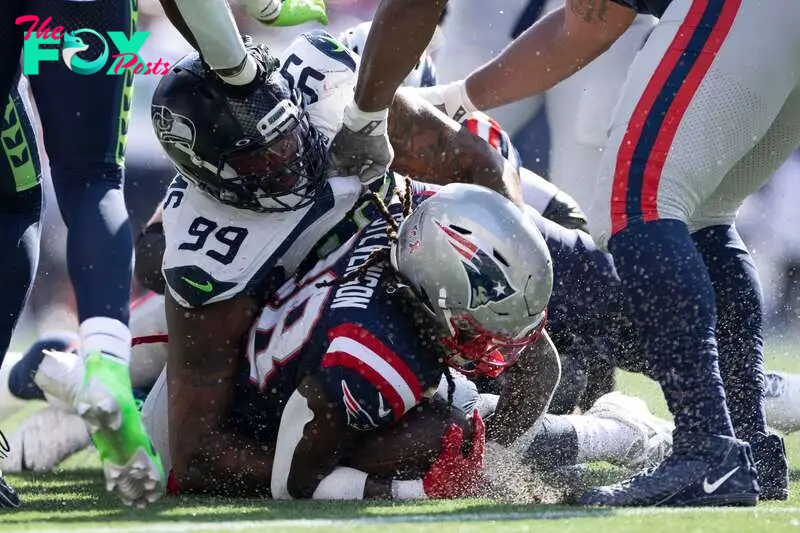 Foxborough (United States), 15/09/2024.- Seattle Seahawks defensive end Leonard Williams (L) tackles New England Patriots running back Rhamondre Stevenson (R) during the second half of the NFL game between the New England Patriots and the Seattle Seahawks, in Foxborough, Massachusetts, USA, 15 September 2024. (Disturbios) EFE/EPA/CJ GUNTHER
